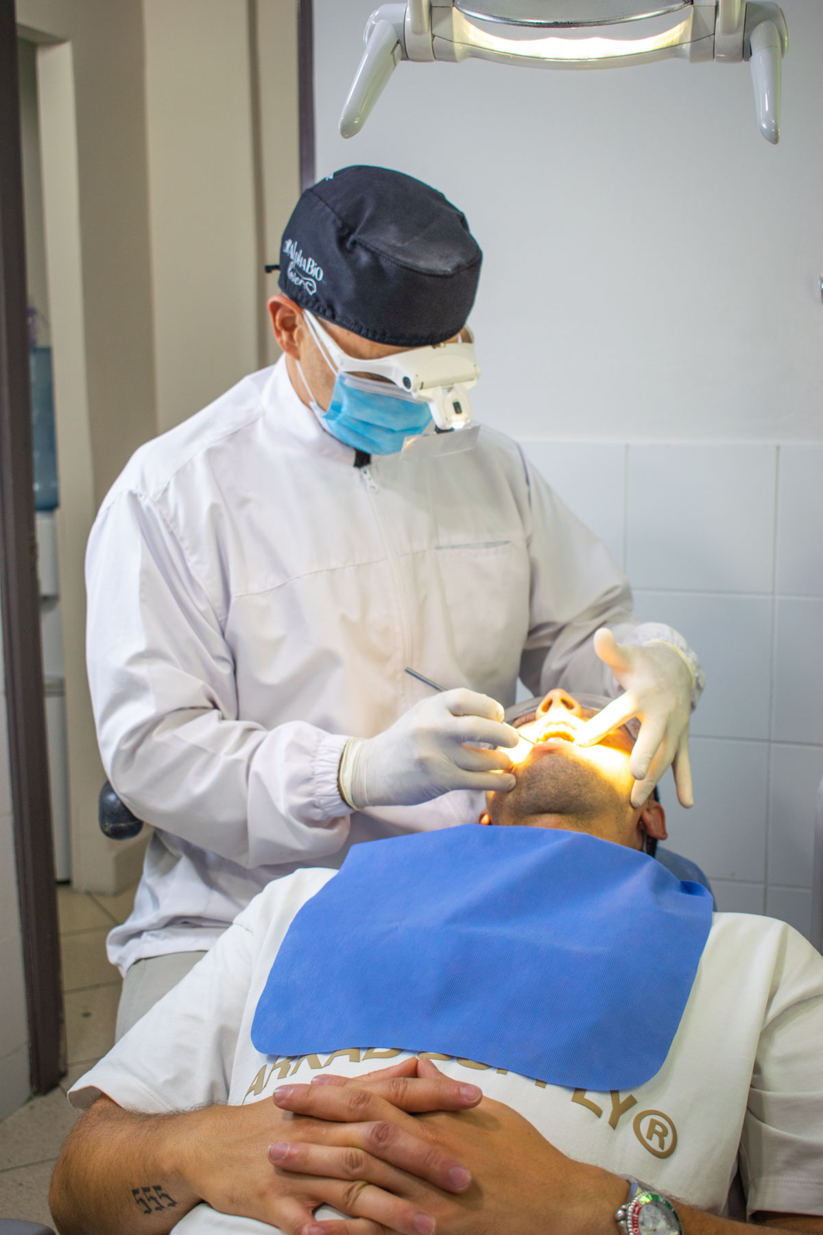 Dentista atendiendo paciente con tecnología moderna